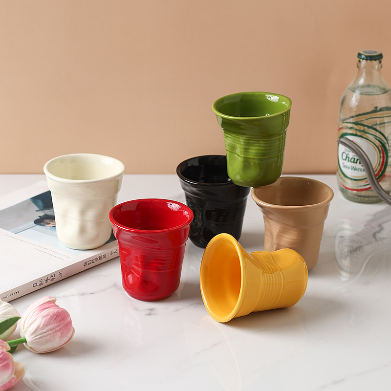 Estilo de nicho Taza de cerámica de alto valor irregular francesa Taza de café Diseño de pliegues Taza de enjuague bucal de alta calidad al por mayor