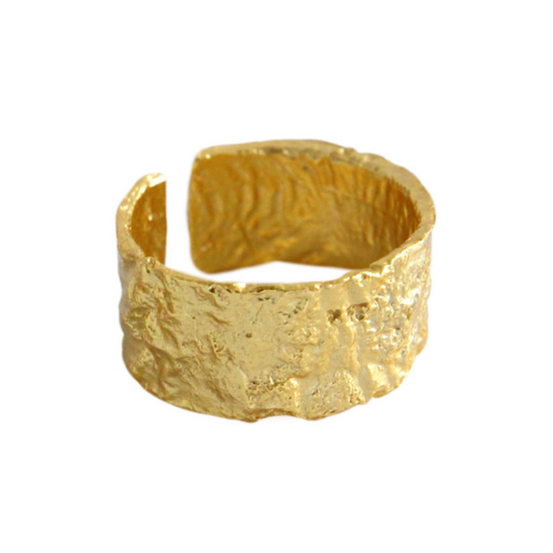 Wide Band Sculptural Ring For Women With Twisted Texture Design_voghion.com