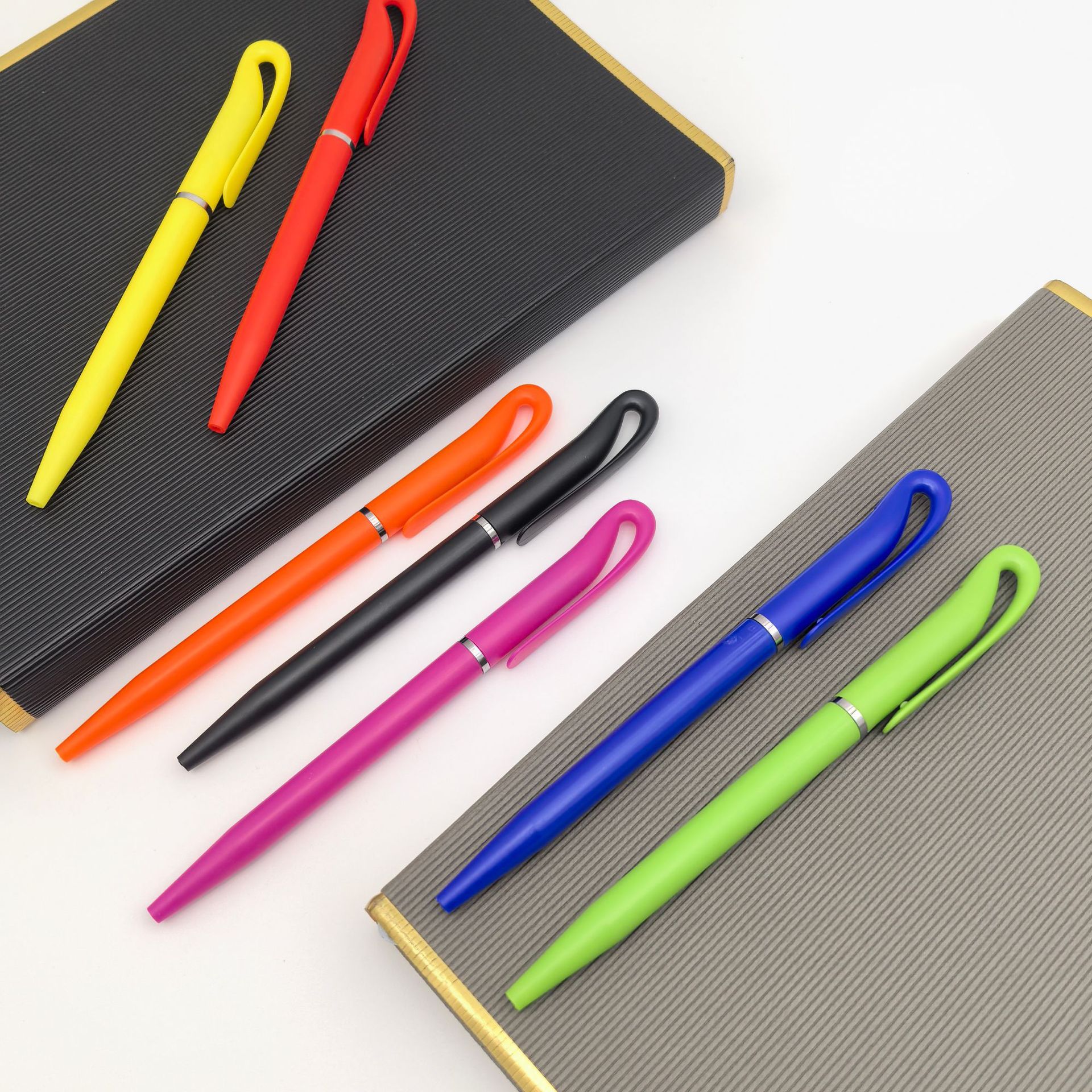 Mayorista colorido forma torsión pequeña pluma de bolas cisne creativa gancho de águila regalos impresión de bolígrafo logo hotel pluma