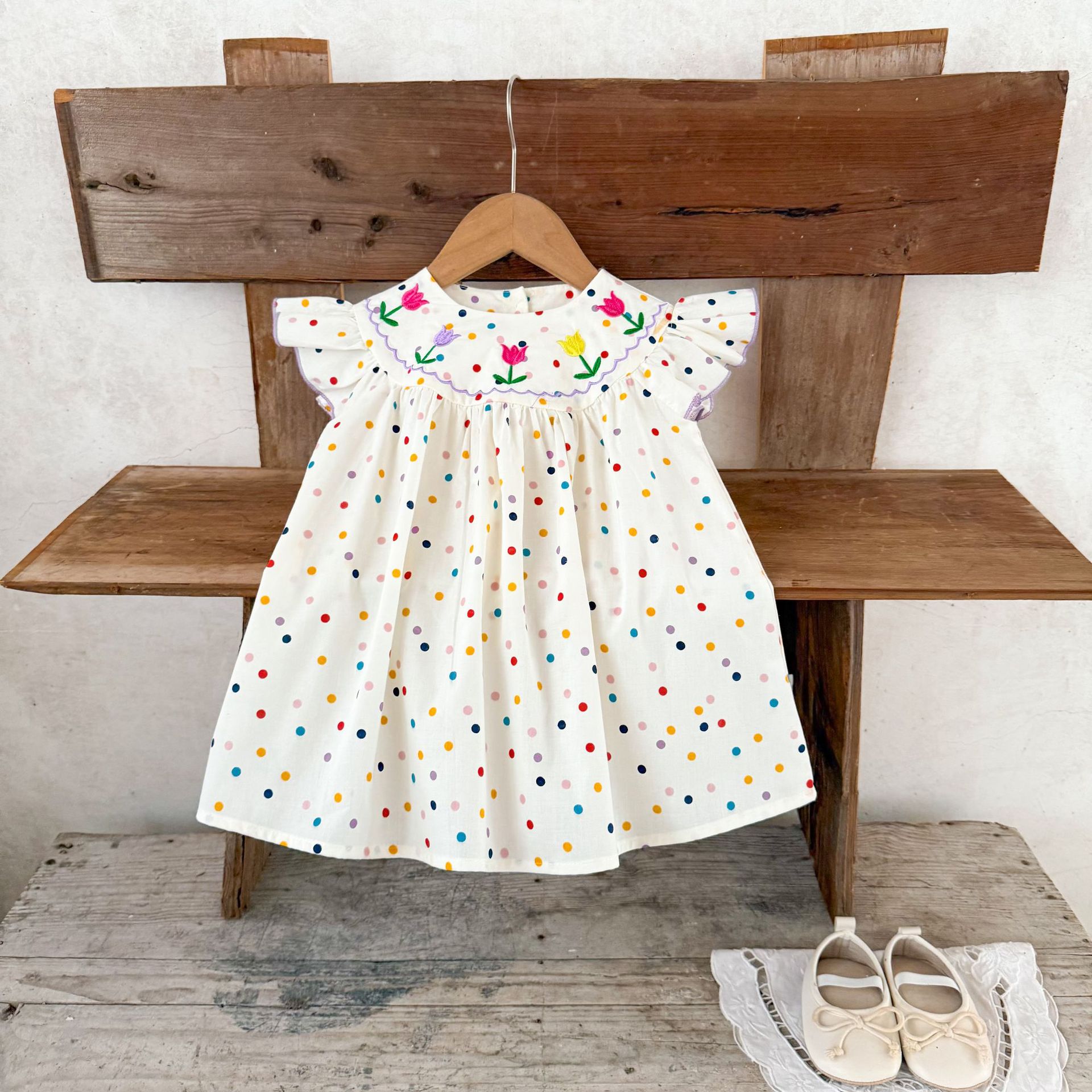 Ins coreana niña bebé moda de verano vuela manga ondulado punto bordado vestido de princesa vestido de niña