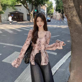 爱依轩V领扎染印花长袖上衣女 新款排扣收腰鱼尾摆喇叭袖开叉小衫