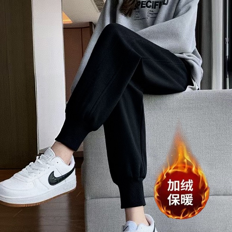 솔리드 컬러 스크류 블랙 팬츠와 벨벳