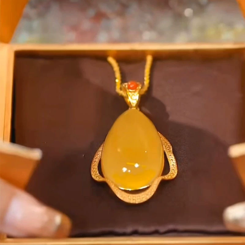 Новый стиль куриное масло кулон ожерелье из льда желтый медовый воск ретро ключицы высокого класса темперамент элегантный праздничный подарок