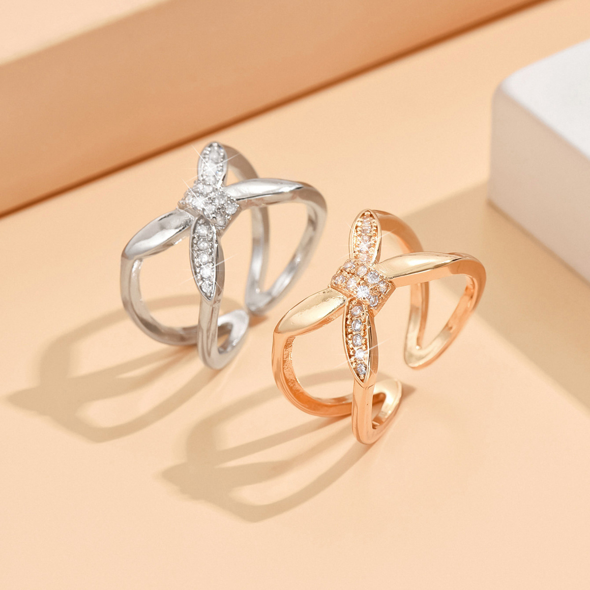 Nuevo anillo de lujo ligero coreano de nicho, anillo de bronce cruzado abierto, anillo de piedra de microcromo, anillo de dedo rojo