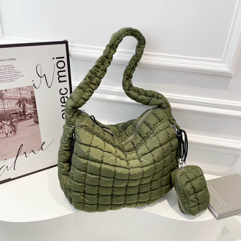 Venta al por mayor transfronteriza de bolsos de nubes plisadas nuevos bolsos maternos versión coreana de bolsos de plumón con algodón tote bolsos de hombro único de gran capacidad