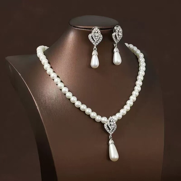 Fashionable necklace and earrings from pearl