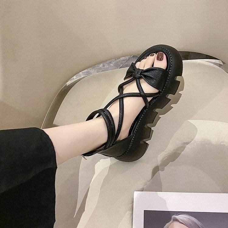Sandalias romanas para mujer 2024 ropa exterior de verano, estilo fragante suave con falda, sandalias de plataforma de bizcocho de aumento de hombre pequeño