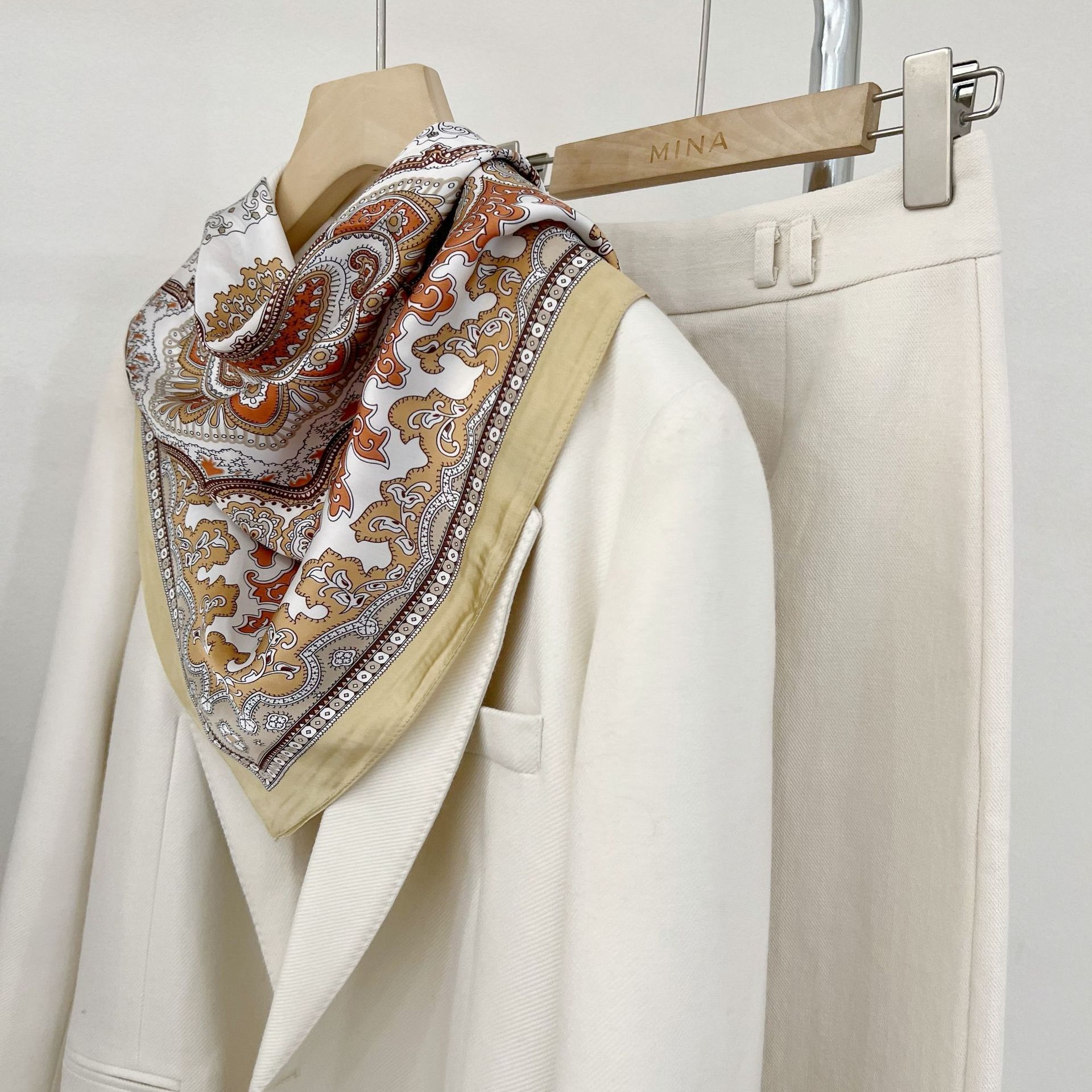 Impresión de letras tridimensionales nuevo estilo 70 pequeños accesorios de bufanda cuadrada bufanda de seda retro bufanda de ropa profesional bufanda de seda simulada