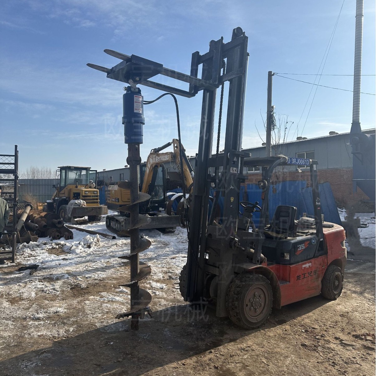 Montacargas modificado con máquina perforadora de barrena, horquilla de barrena para perforar agujeros, cavar agujeros y crear aberturas en montacargas.