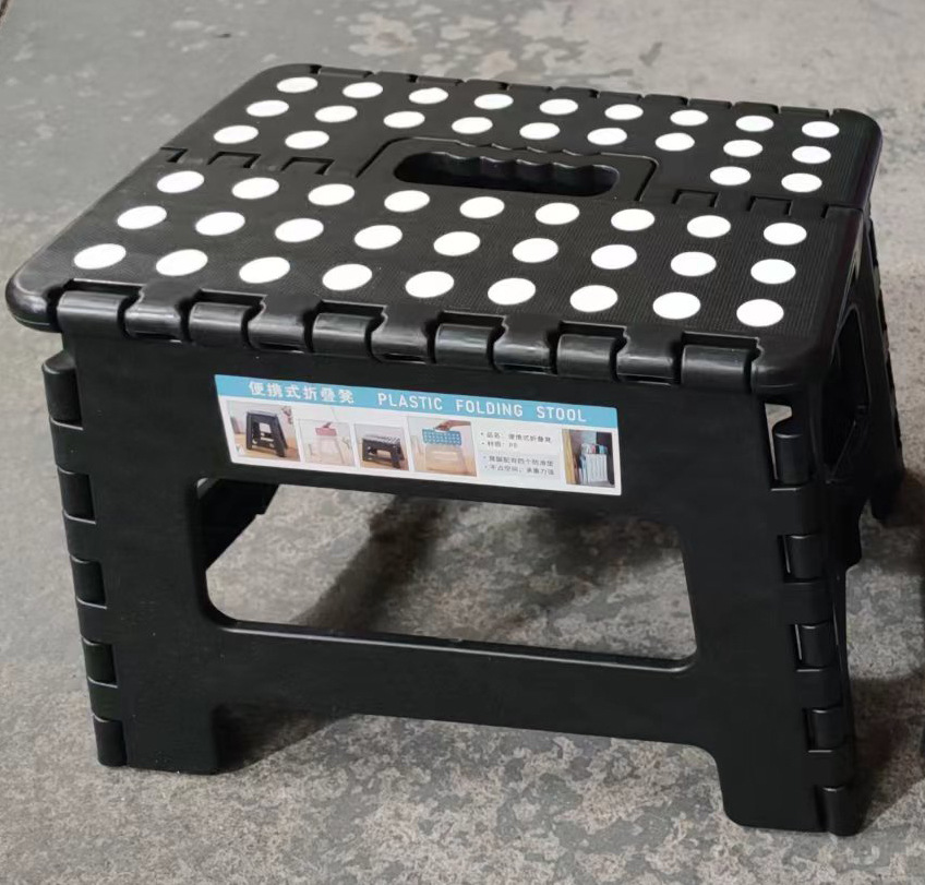 Taburete negro con puntos blancos