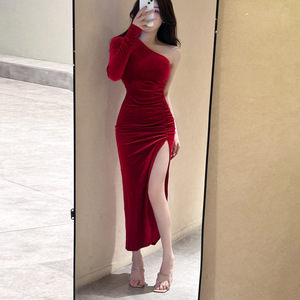 Red dress with side slit and exposed legs， slim fit and slimming effect， banquet dress， medium length skirt