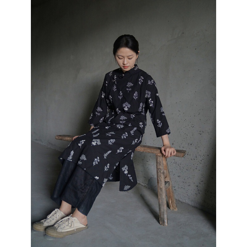 Original Light Chinese-Style Embroidered Long Cheongsam, Vintage High-Quality Paper-Like Cotton Slim-Fit Dress L23232 Original Light Chinese-Style Embroidered Long Cheongsam, Vintage High-Quality Paper-Like Cotton Slim-Fit Dress L23232