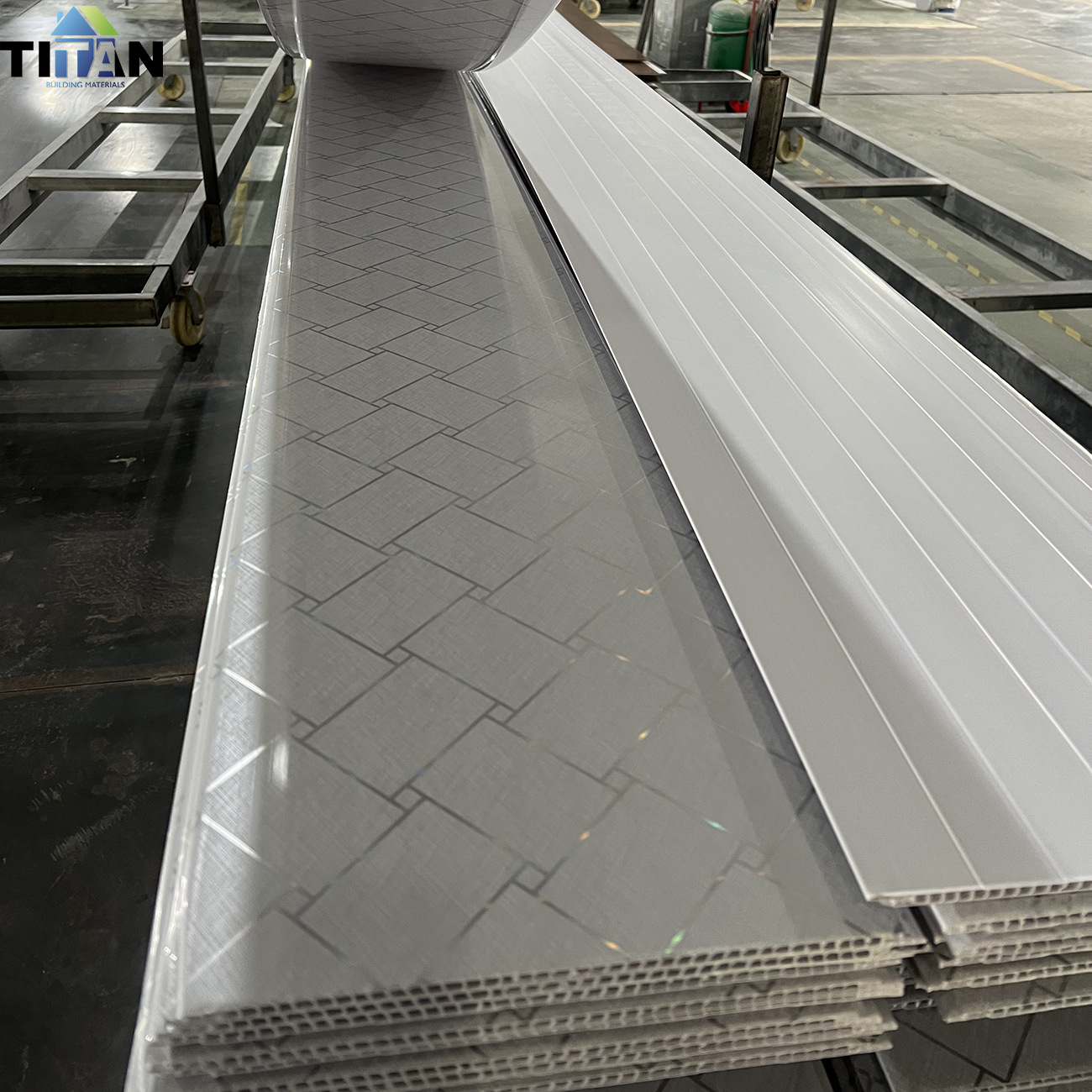 Fabricante transfronterizo de refuerzo largo de pvc techo de techo integrado tablero de ingeniería de techo material de decoración de plástico para techo