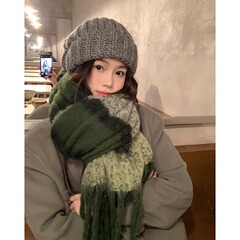 高級感のある緑はカシミヤのマフラーをまねています。