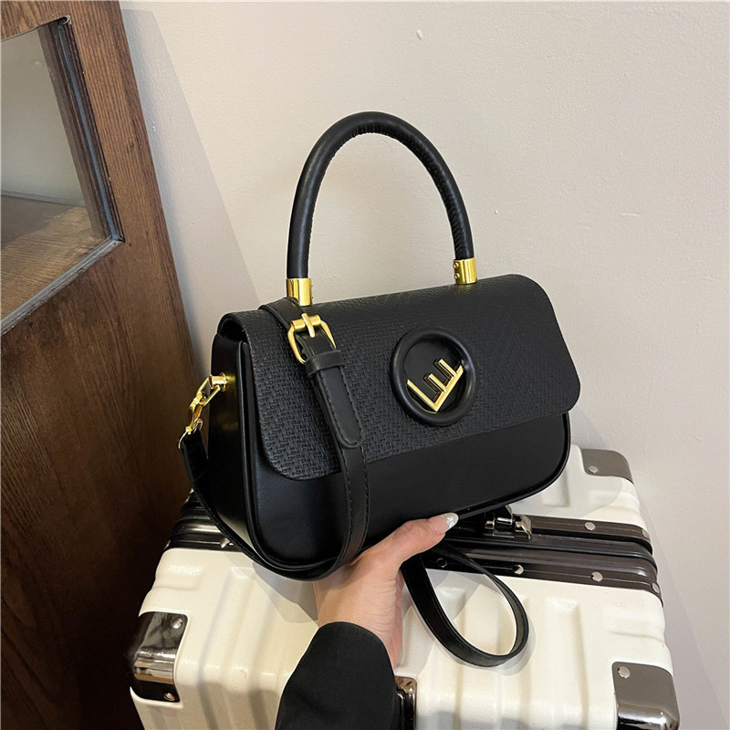 Bolso de caja de temperamento transfronterizo para mujer 2025 nuevo bolso cuadrado pequeño de sentido de alta gama de moda salvaje bolso de mensajero de un solo hombro