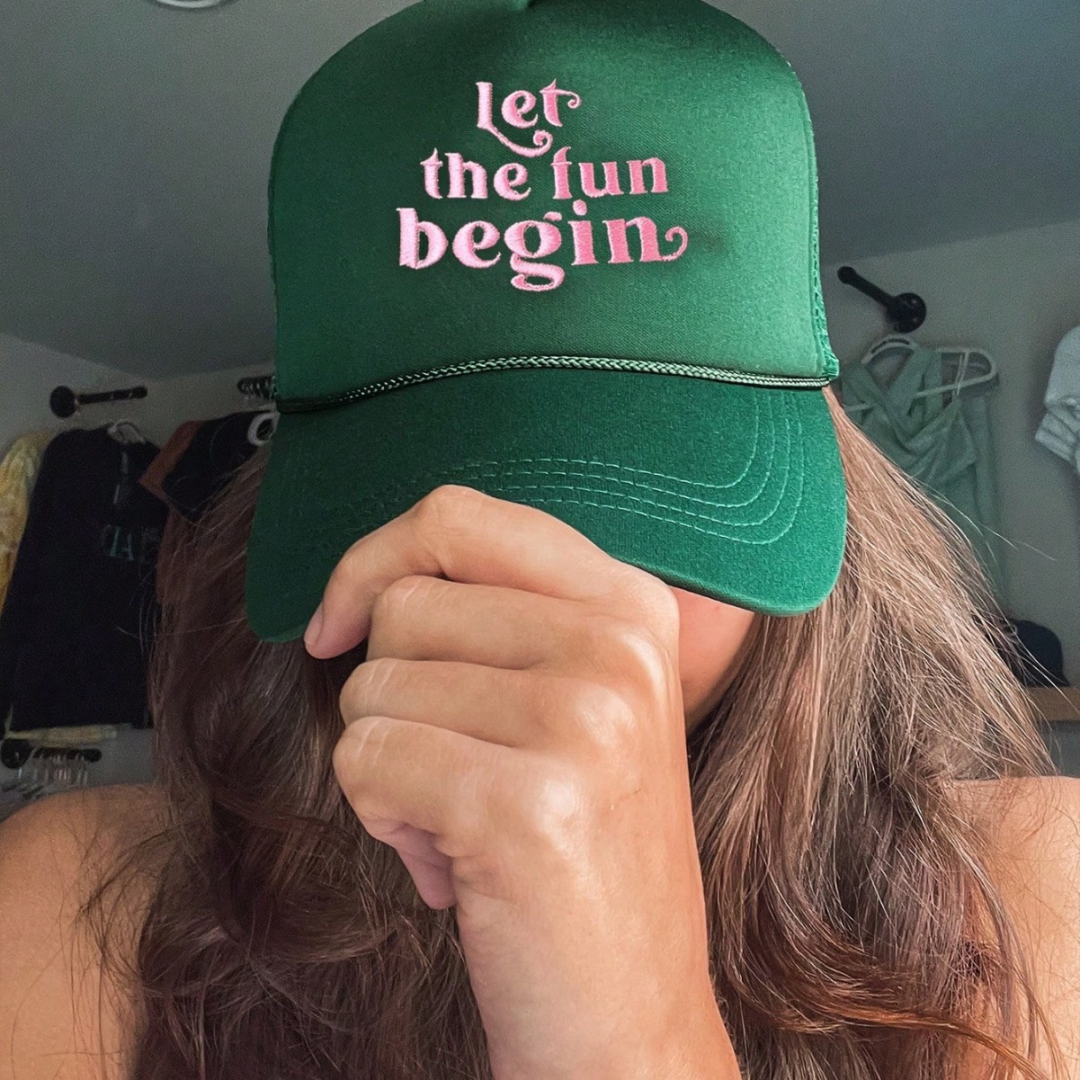 Nouveau maillot de baseball pour femme d'Amazon avec broderie de lettres, polyvalent pour les couples, affine le visage, marque tendance._voghion.com