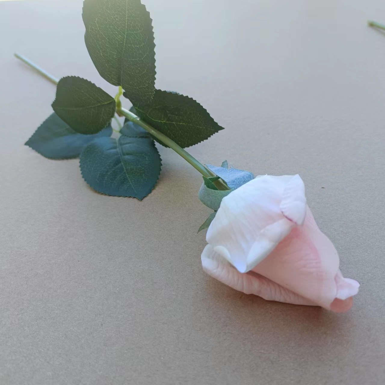 Bouquet Artificial de Capullo de Rosa Hidratante, de Alta Gama, Planta Verde de una Sola Rama, Arreglo Floral Artificial, Decoración para el Hogar con Sensación Húmeda para la Sala de Estar