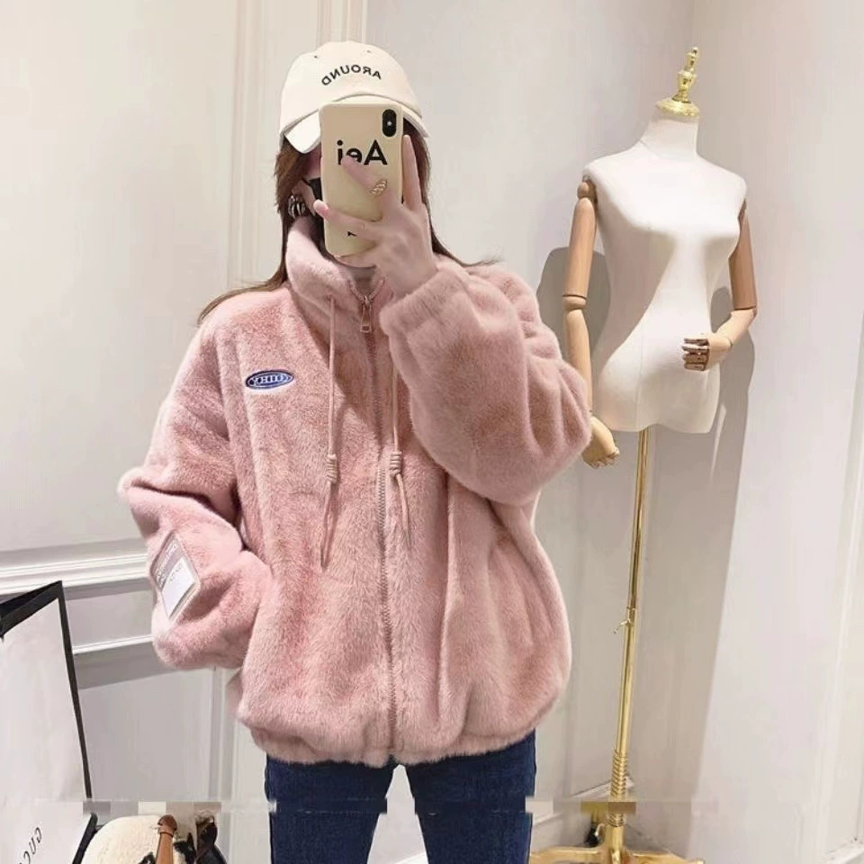 Новая коллекция осень-зима 2025: Женская куртка из искусственного меха, в стиле «ленивый шик», утепленная, с капюшоном, свободного кроя, модная верхняя одежда, трендовая.