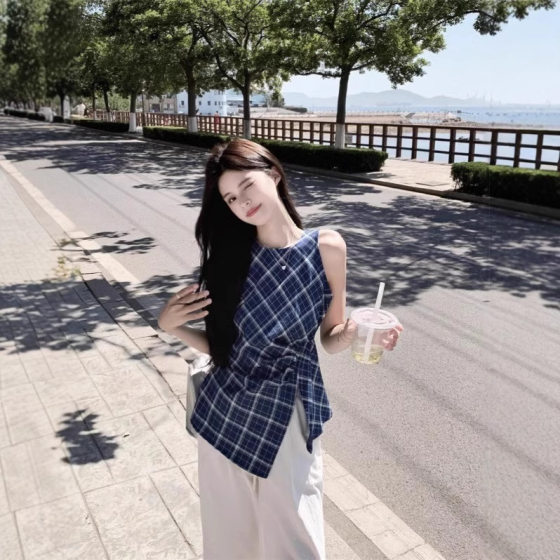 French Retro Blue Plaid Round Neck Vest Shirt Women's Design Sense Niche Elegant Slim-fit Split Sleeveless Top for Summer