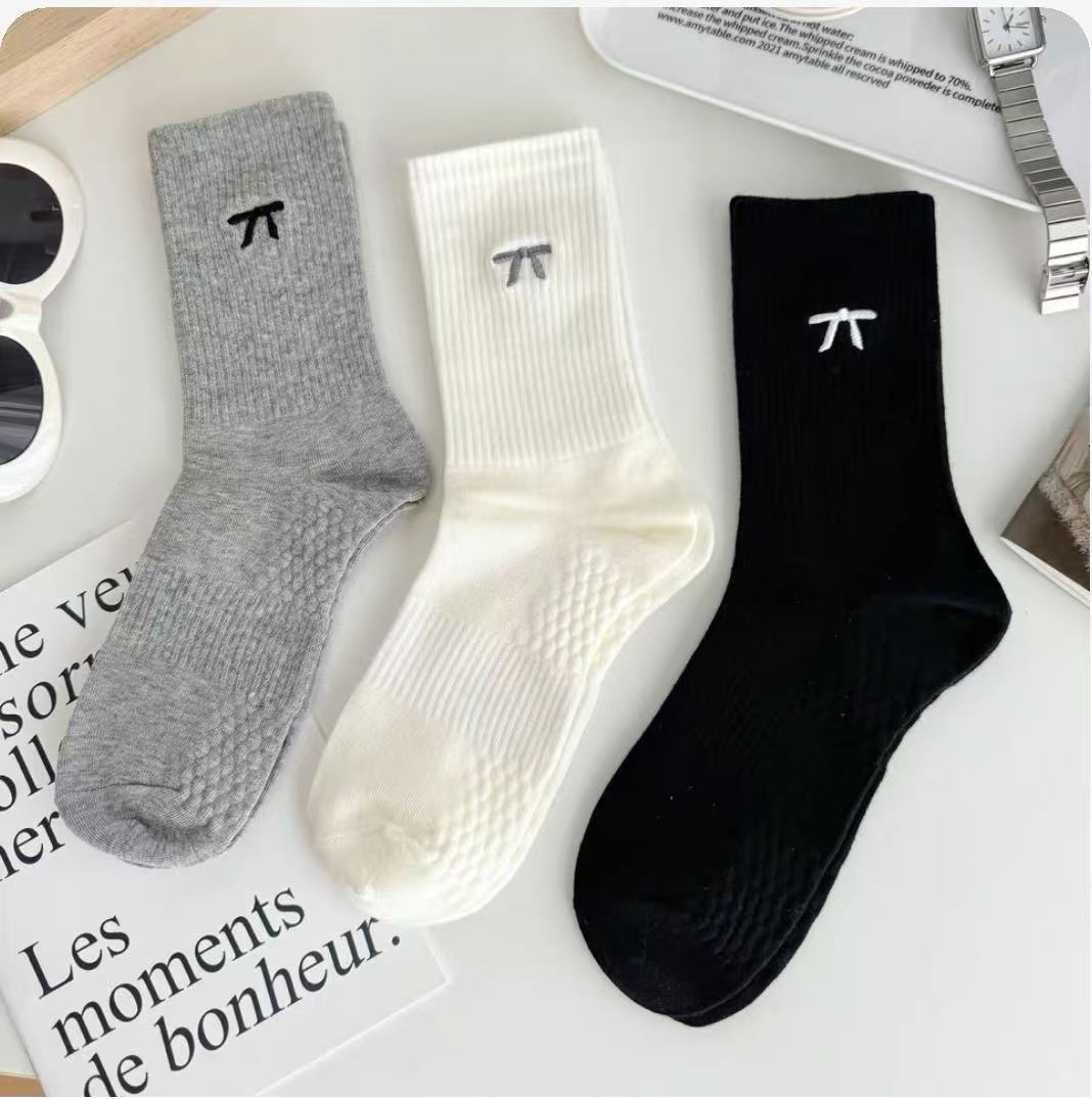 Zhuangyan hombre primavera y verano antiolor simple mediano y alto calcetines transpirables antideslizantes desechables calcetines al por mayor