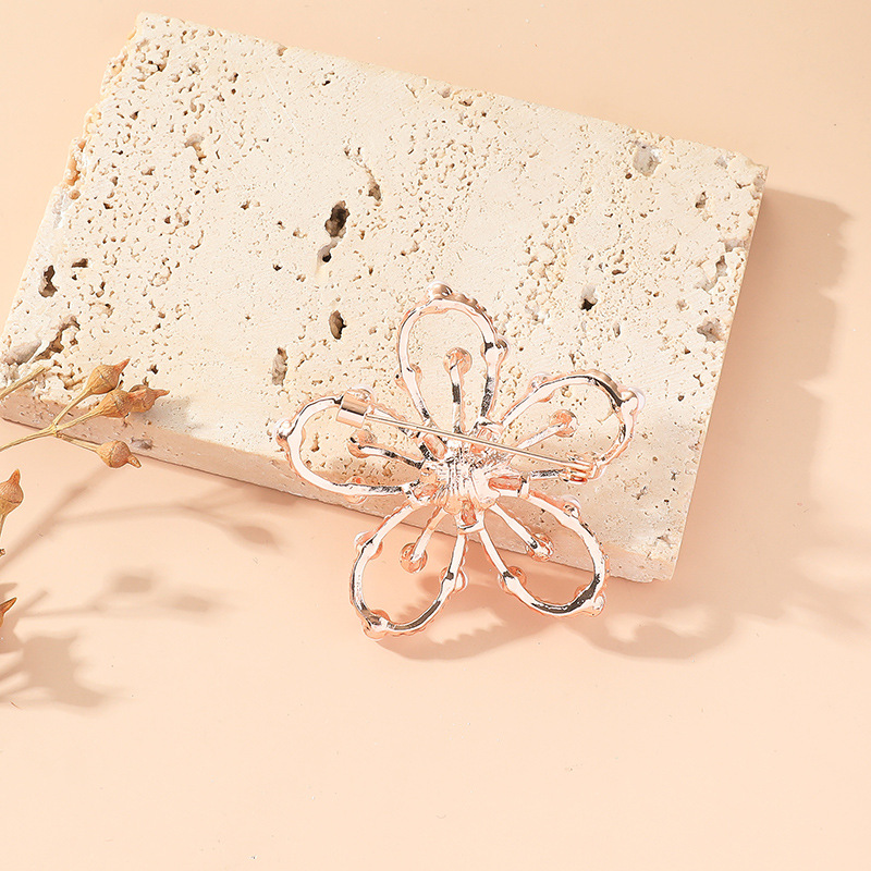 Corée Mode Flash Diamant Perle Petite Broche Fleur Creuse Fraîche display picture 1