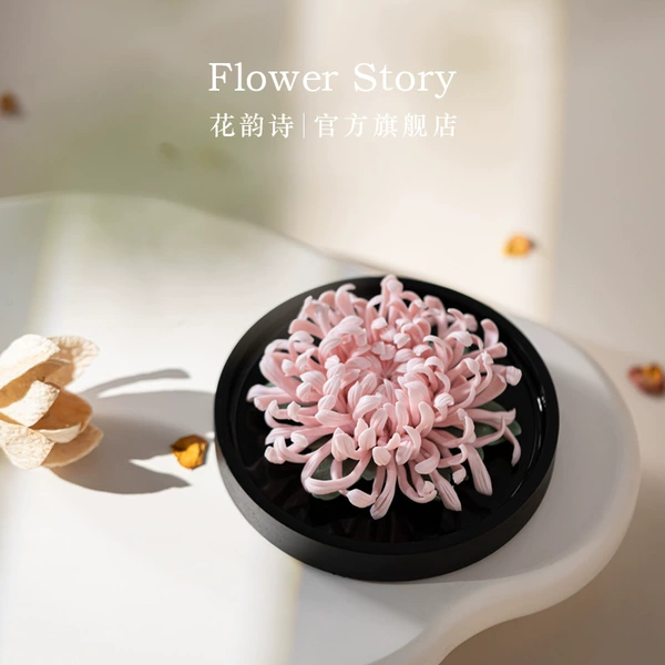 Pink chrysanthemums are innocent and romantic. Recommended for your favorite person or friend.