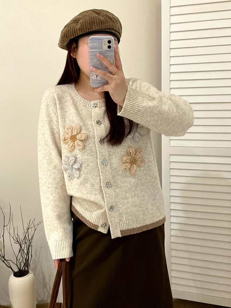 Large-sized design sense hook-knit cardigan for women, high-end sweater, 2025 winter collection, elegant coat for chubby girls, 23231