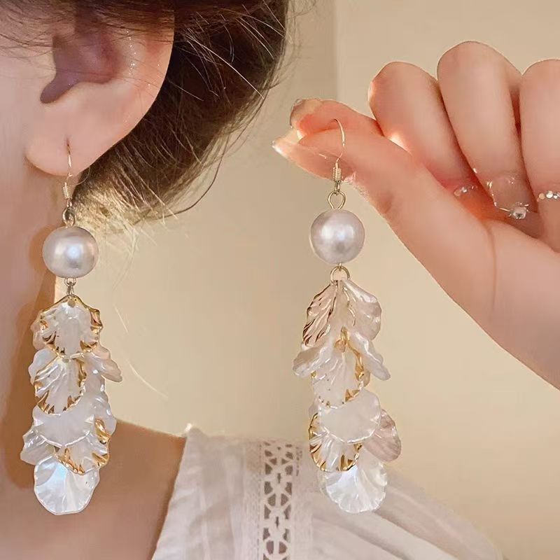Brincos de estilo francês com pérolas e borlas em formato de pétala, novidade em vendas, alta qualidade, estilo vintage, com ganchos exagerados para mulheres._voghion.com