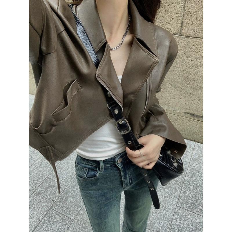 Короткая кожаная куртка европейского стиля с отложным воротником для женщин, новая высококачественная кожаная куртка в уличном стиле весны и осени 2025 года.