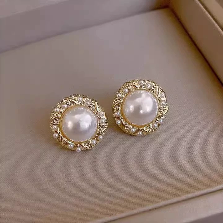 Серьги асимметричные жемчужины, демисезонное украшение, простой и элегантный дизайн, европейский стиль, стиль легкой роскоши, высокий качество, оптом