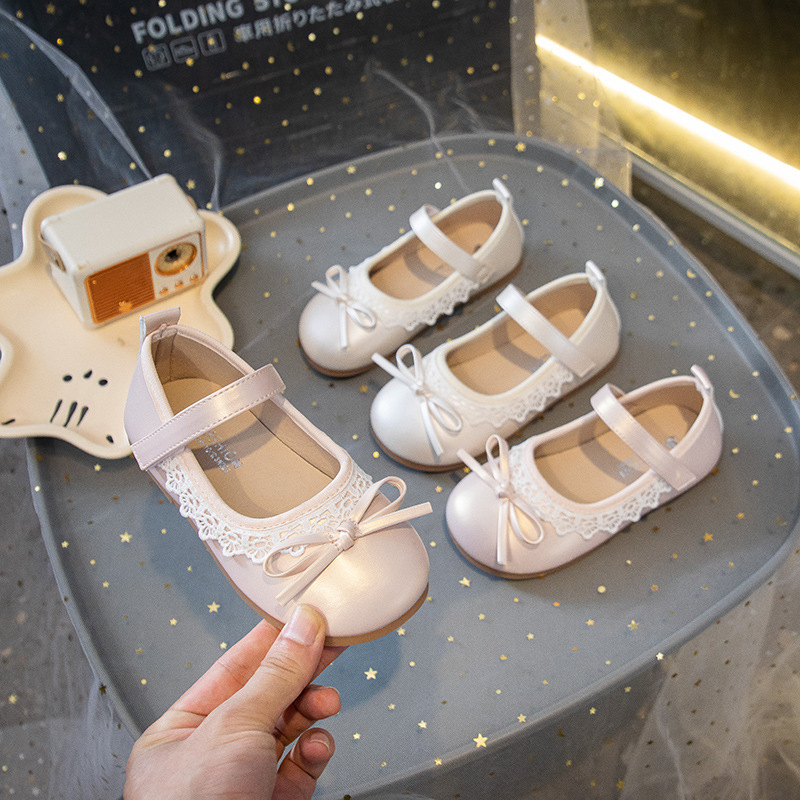 Zapatos de cuero para niñas 2025 nuevos niños primavera y otoño arco extranjero zapatos de princesa de encaje zapatos de suela suave para bebés