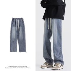 シャツの少ない服のストレートジーンズの男性の夏の新型のつなぎ合わせは水洗いして古いレトロな青い麻の縄を作ってズボンを引きずっています。