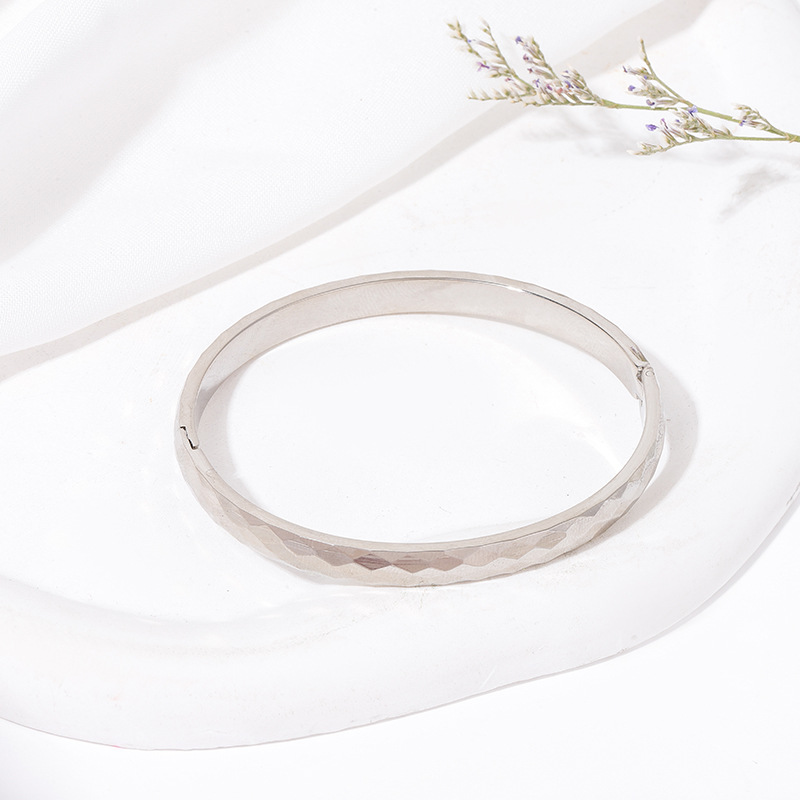 Pulsera de titanio y acero para mujer, diseño moderno y sencillo, pulsera de lujo que no se desvanece, venta al por mayor en stock.