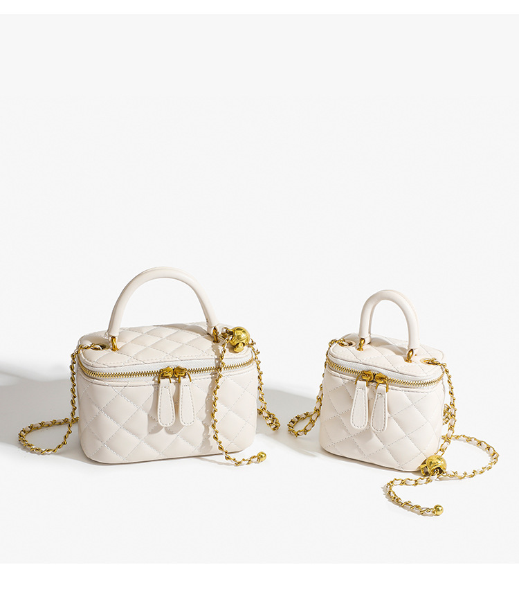 Xiaoxiangfeng Lingge Chain Small Square für Damen 2024 Neue vielseitige Mini-Umhängetasche mit goldenem Ball und Lippenstift_voghion.com