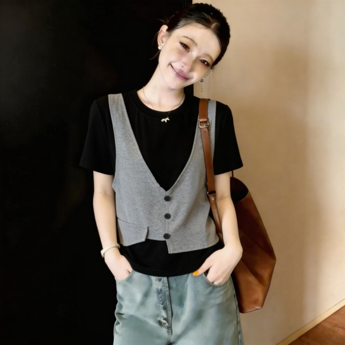 Áo thun nữ tay ngắn phối giả hai lớp cổ tròn, dáng suông thanh lịch — màu đen chi tiết 4