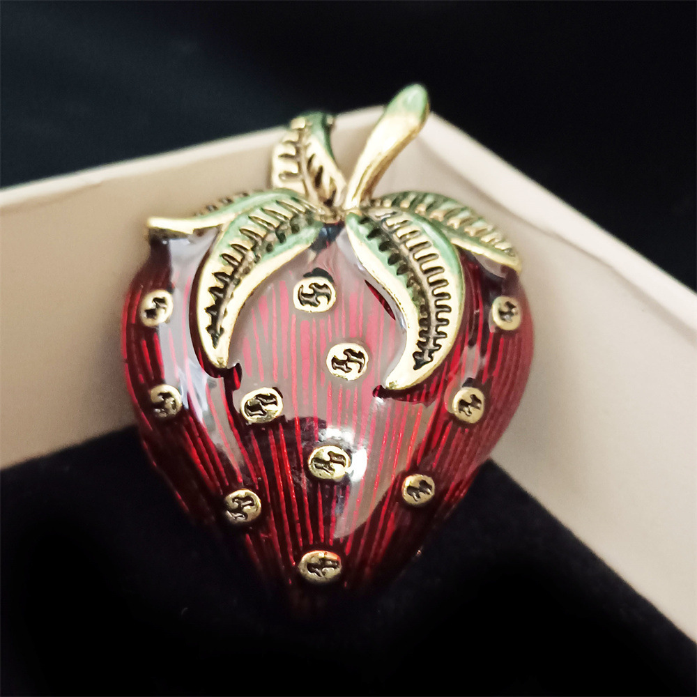 Fashion Retro Enamel Strawberry Brooch Special Craft Plant Fruit Corsage Sports Top Accessories Spot Wholesale