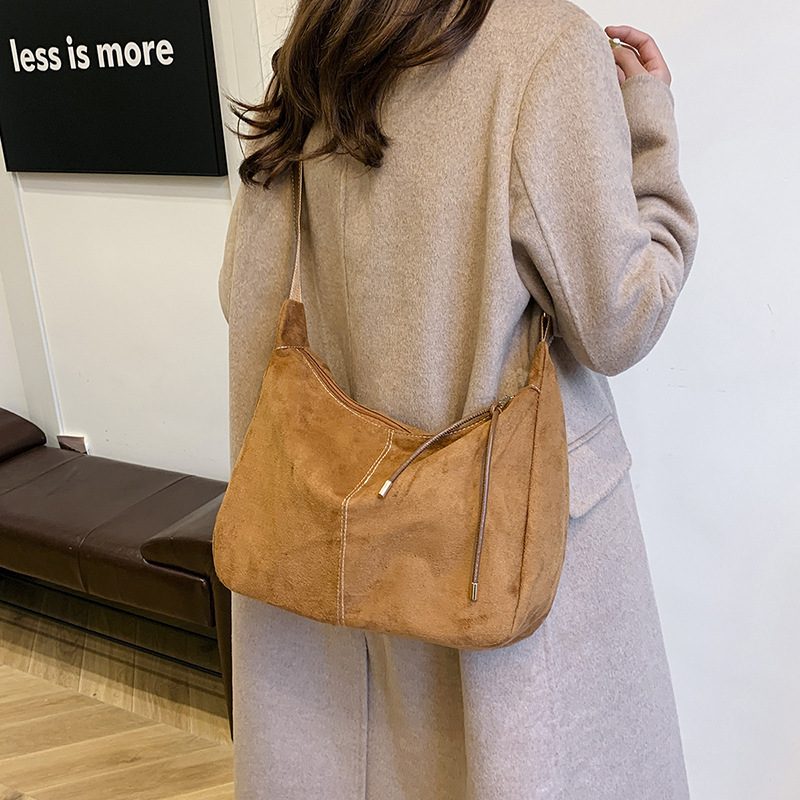 Bolsa grande simple para mujeres otoño y invierno 2024 nueva bolsa de hombro de gran capacidad de viento perezoso de viaje oblicuo bolso de moda