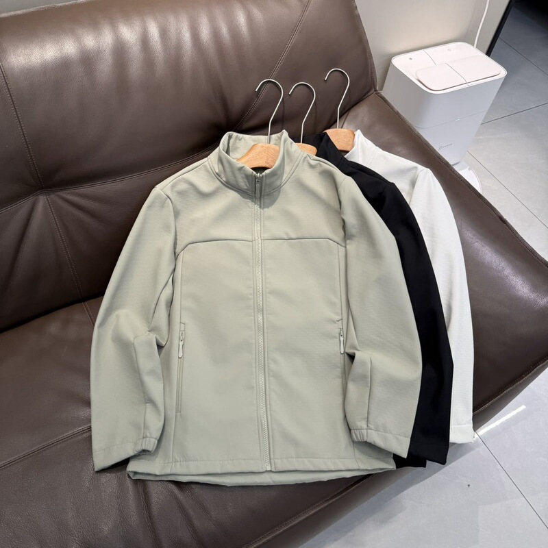 New autumn and winter fashion soft shell fleece-lined jacket for men, windproof and rainproof, simple solid color versatile men's coat New autumn and winter fashion soft shell fleece-lined jacket for men, windproof and rainproof, simple solid color versatile men's coat