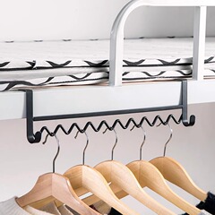ベッドサイドのフックは穴を開けない学生寮の上に服の神器を敷いてベッドの頭にフックを収納します。