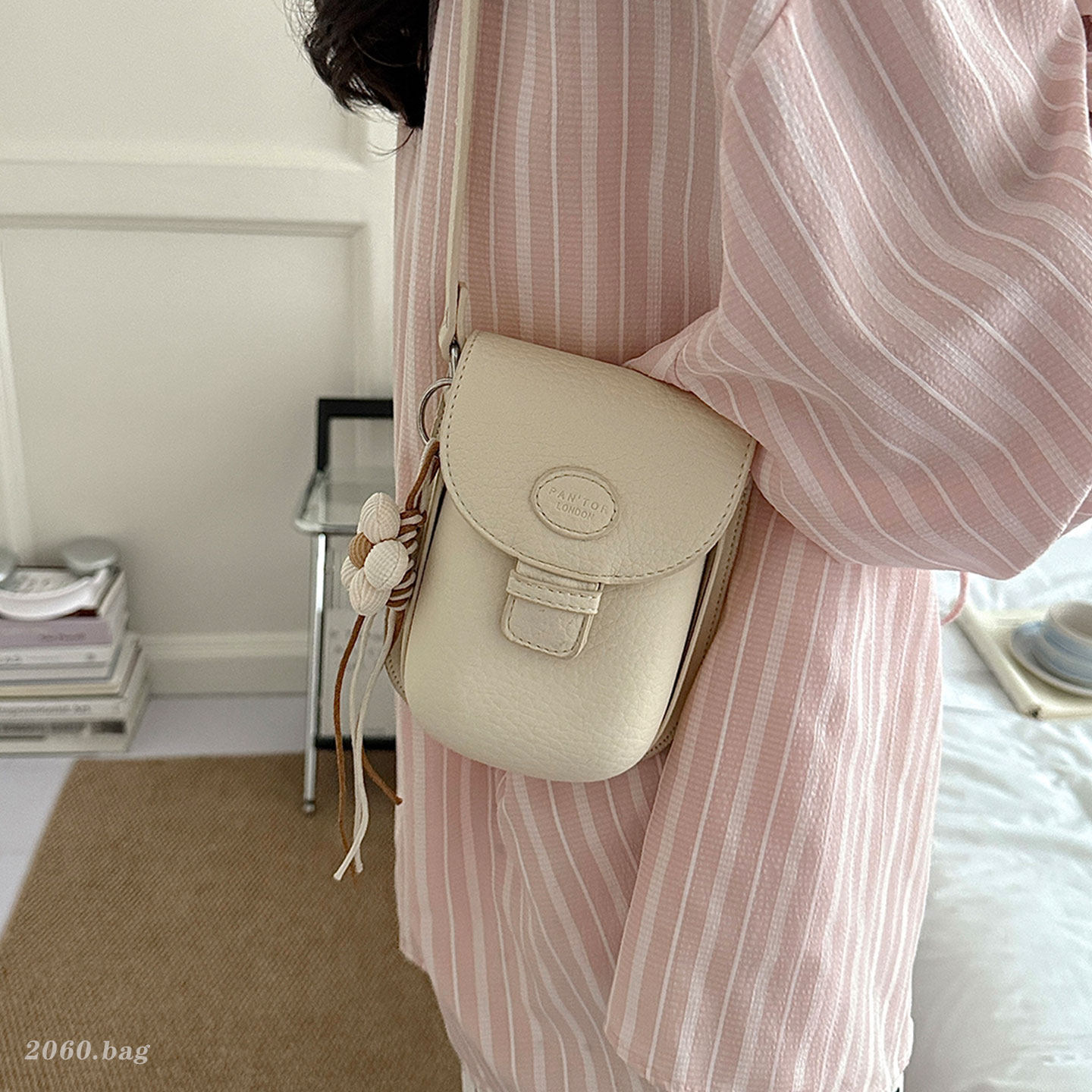 Bolso de mano pequeño, cuero flap inclinado, nuevo hombro 2026 bolso de mujer, diseño de viaje de teléfono celular coreano