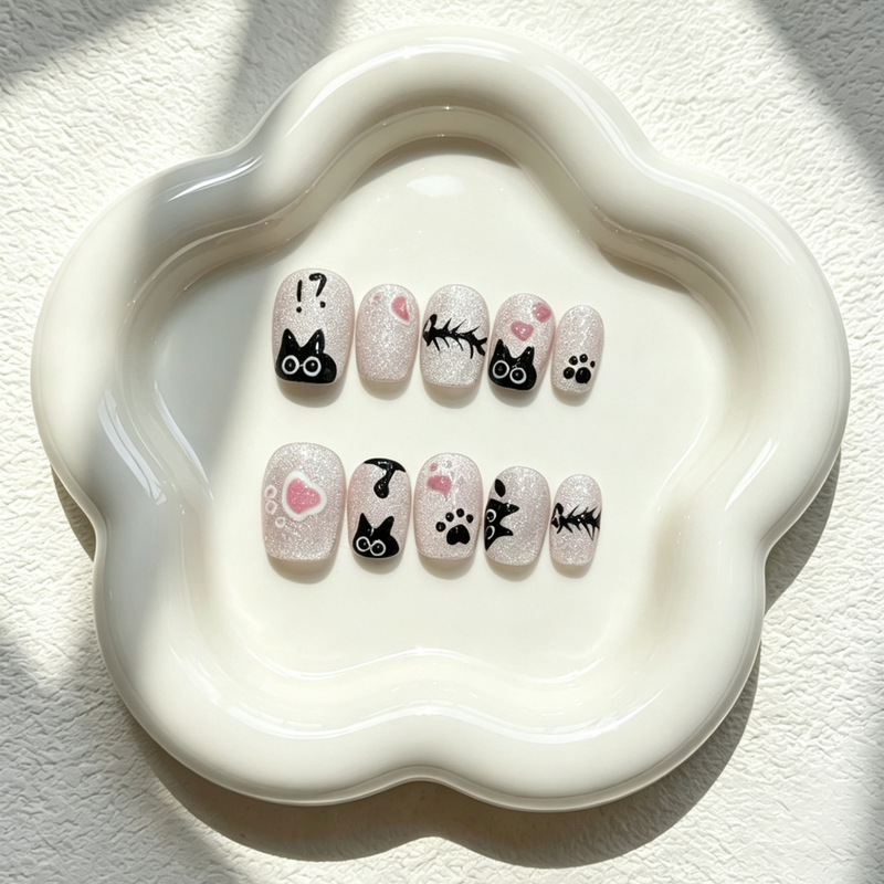 【War Plus 15-15A12】Short, cute, and skin-brightening nail art with a trendy, high-end feel, featuring cartoon hand-painted designs and handmade application