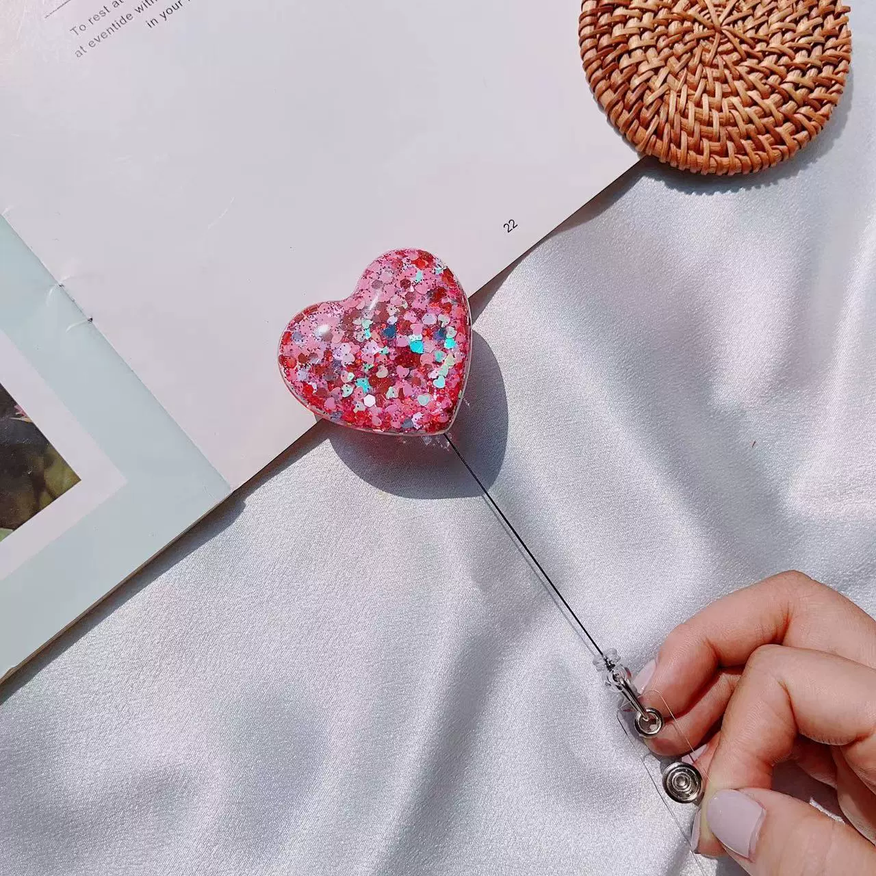 Ins style Xiaohongshu new love sequin easy-pull work permit crocodile clip heart-shaped glitter Korean version easy-pull buckle