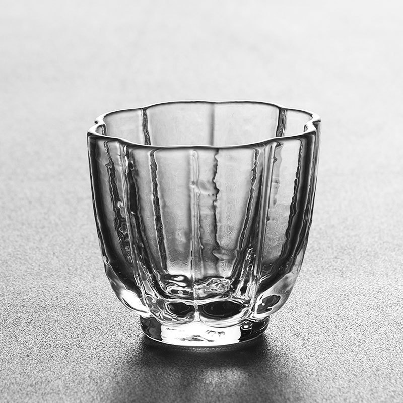 여개의 꽃잎이 있는 꽃