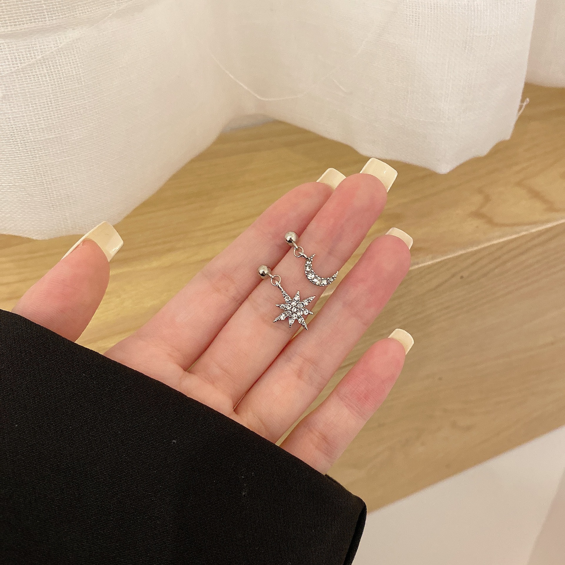 輝くスターバーストインパーソナライズされた多用途スターペンダントイヤリング女性用韓国の絶妙な気質イヤリングイヤークリップピアスなし
