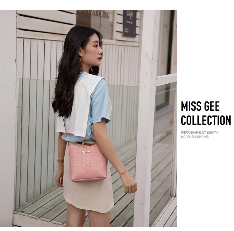 Crocodile Pattern Crossbody Bucket Bag With Webbing Shoulder Strap_voghion.com