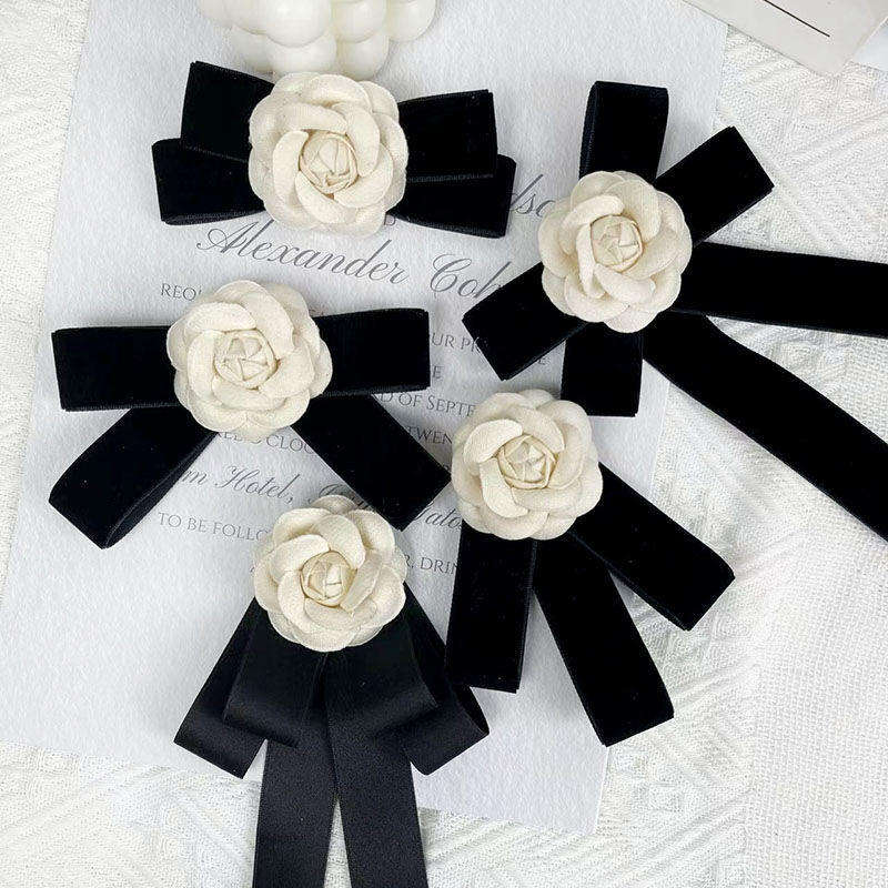 Spilla a fiocco con camelia accessorio vintage per colletto_voghion.com