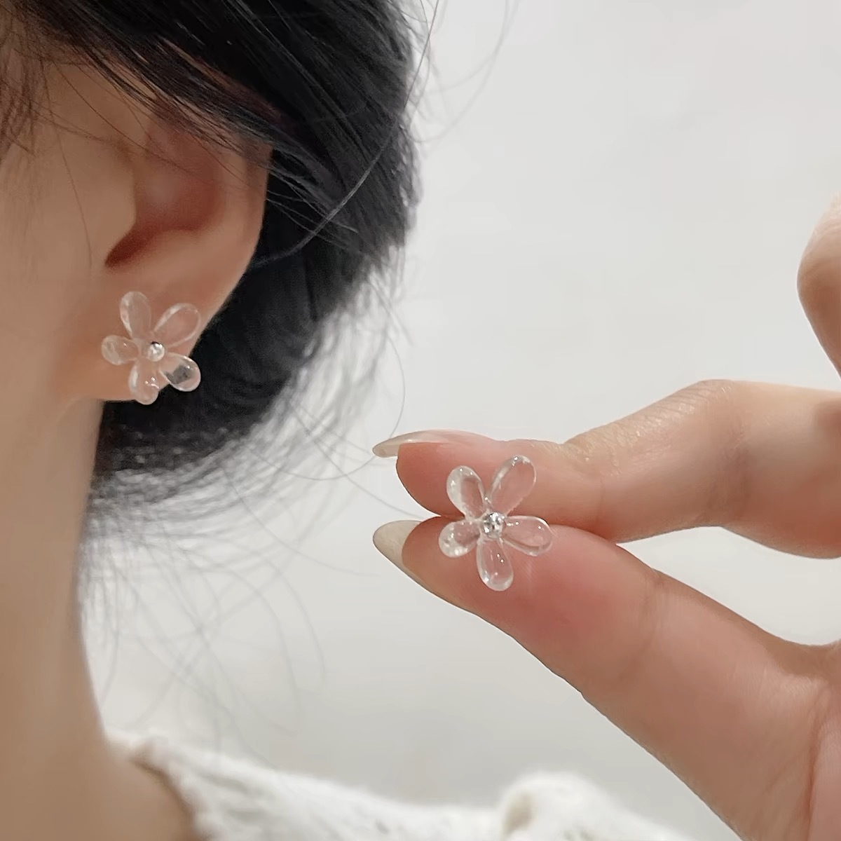 Oversized Sculptural Acrylic Clip-on Earrings Modern European Style_voghion.com