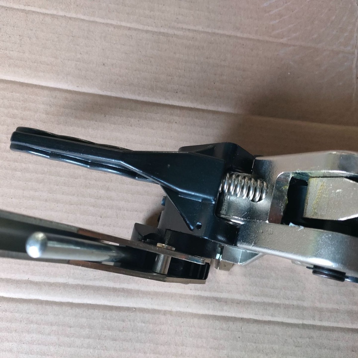 手持无扣铁皮带捆包机手动pet带捆扎机手提式免扣钢带打包机工厂