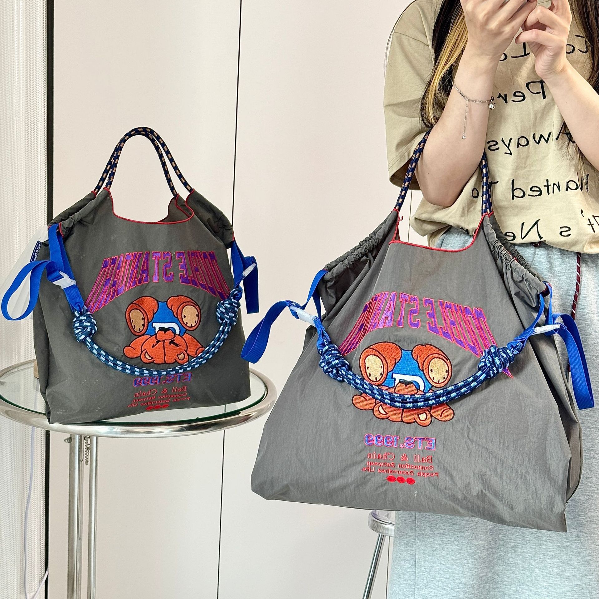 짙은 회색 거꾸로 된 곰