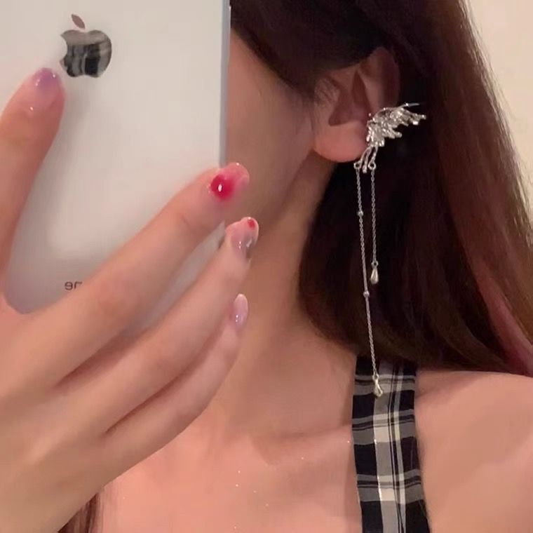 Ángel de alas de nicho de diseño de nicho de diseño de alto nivel fría mariposa sin agujeros de orejas de hueso de orejas de mujer